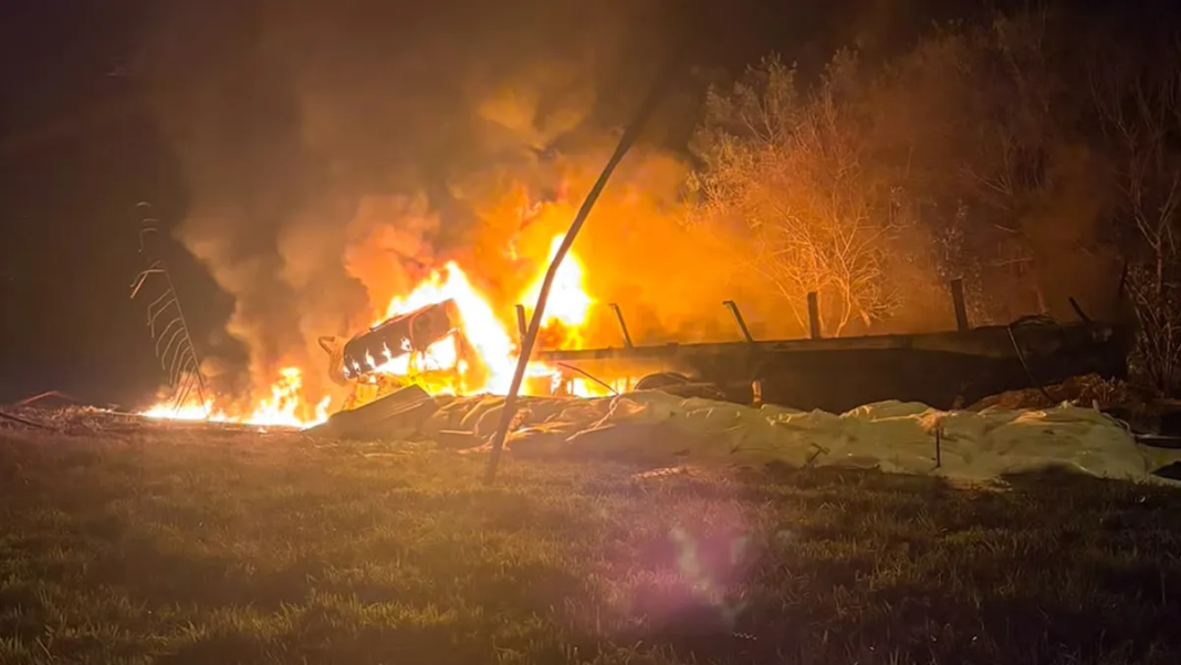 La víctima tenía 45 años. Perdió el control del vehículo, atravesó las defensas de seguridad y se precipitó al vacío. Tras el impacto, el camión se incendió