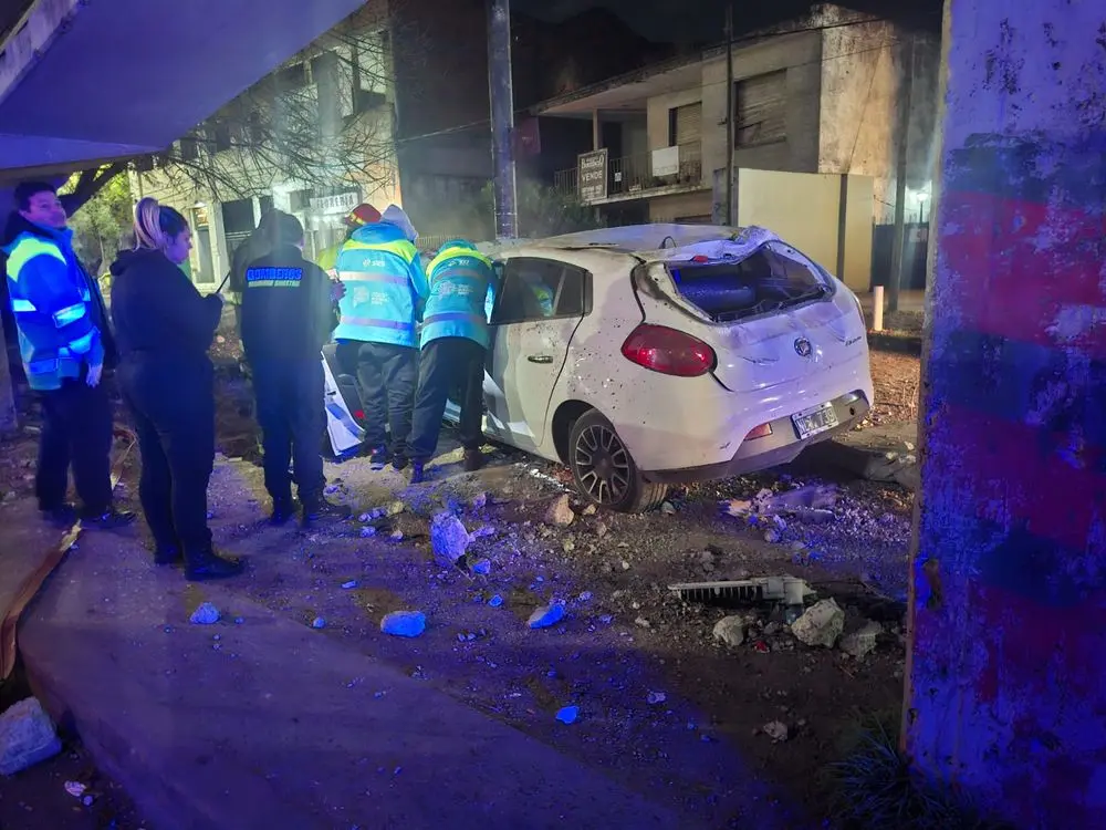 Villa Elisa: un joven de 18 años perdió el control del auto, chocó contra una parada de colectivos y murió