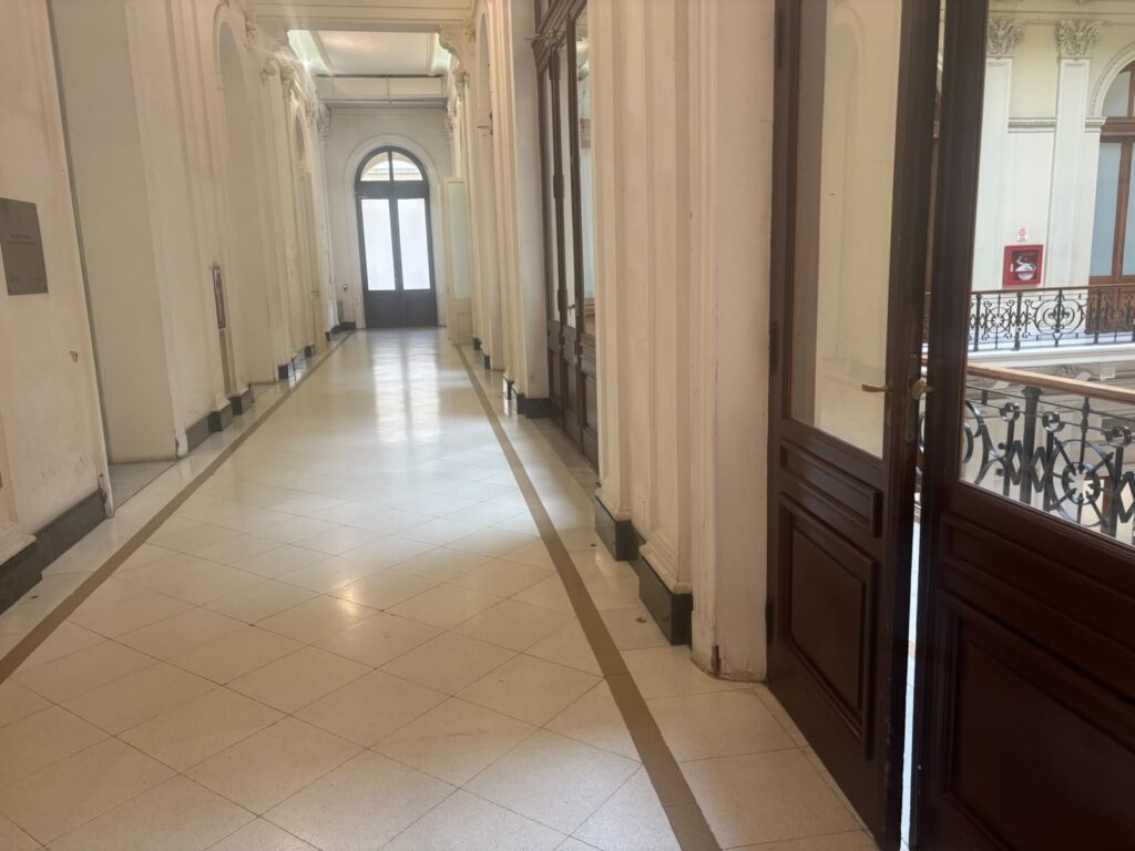 pasillo vacio de casa rosada
