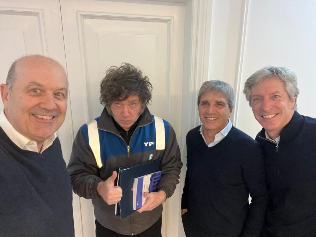 sturzenegger, milei, caputo y bausili se sacan una selfie