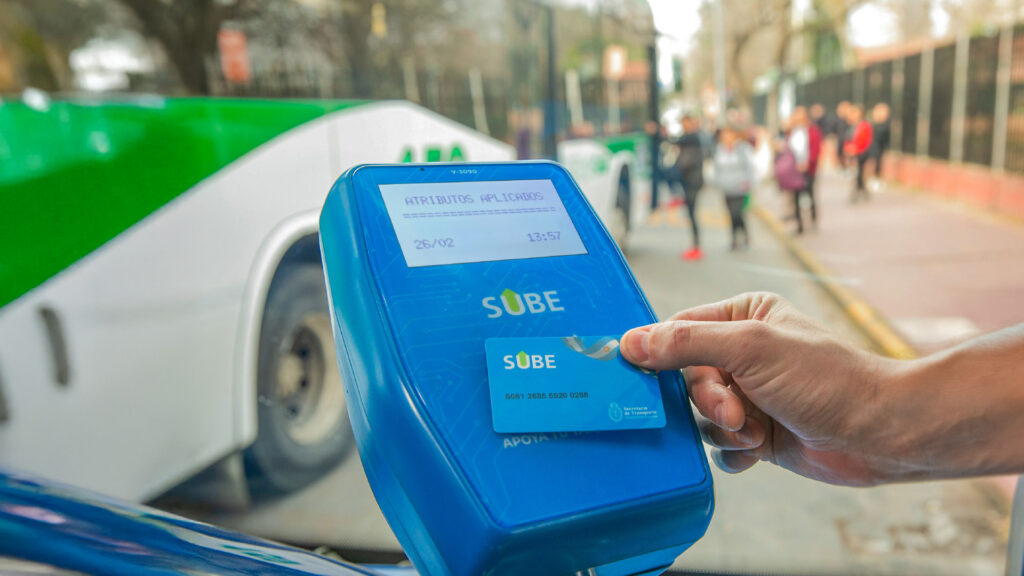 tarjeta sube apoyada contra la maquina de cobro