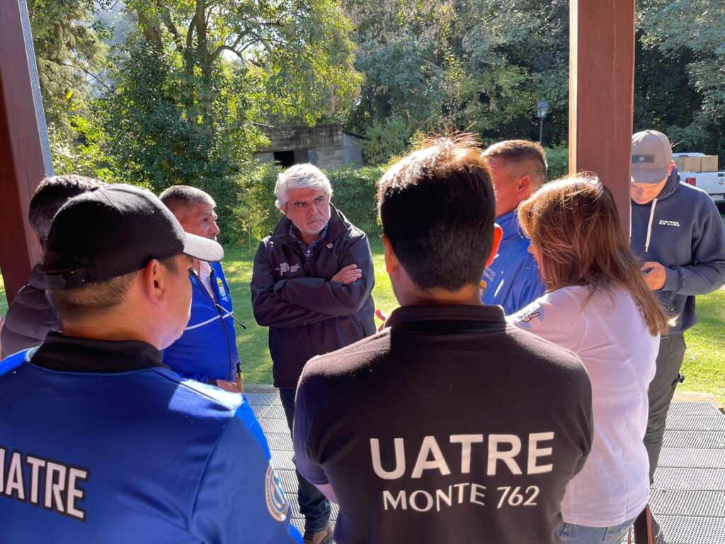 el ministro de trabajo bonaerense walter correa dialoga con trabajadores del sindicato uatre