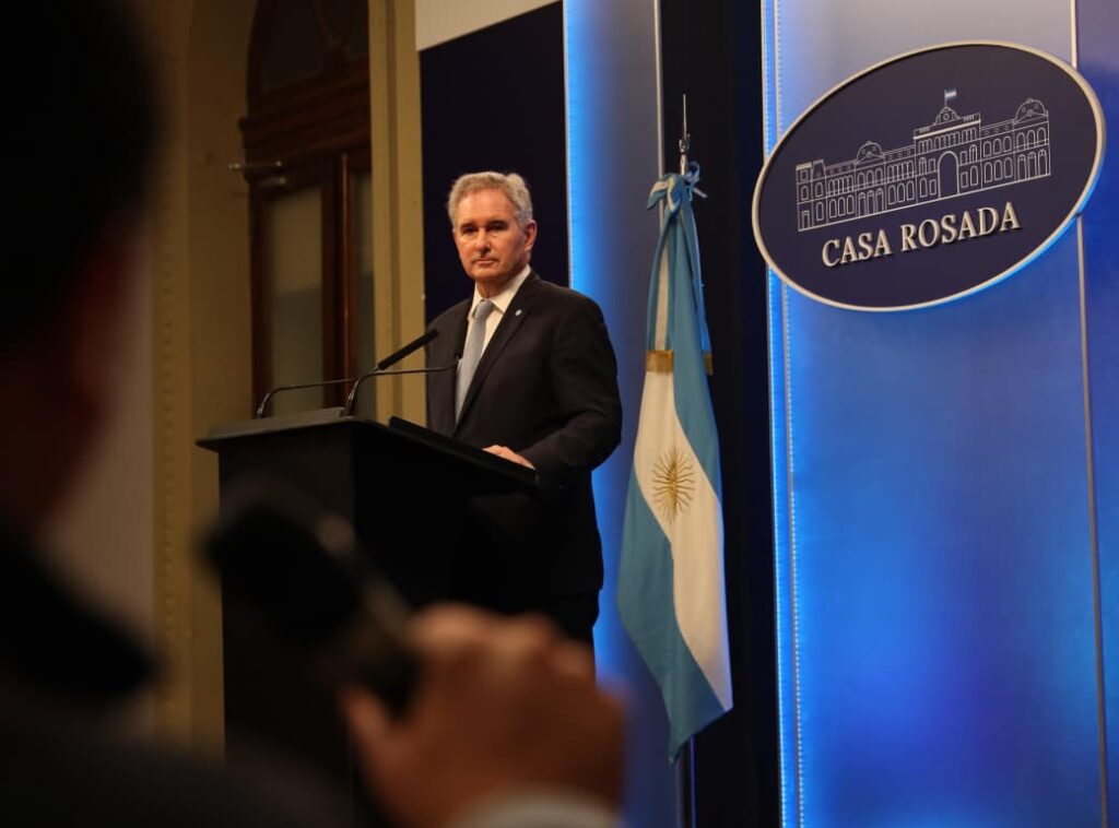 pablo quirno, canciller argentino, da una conferencia de prensa