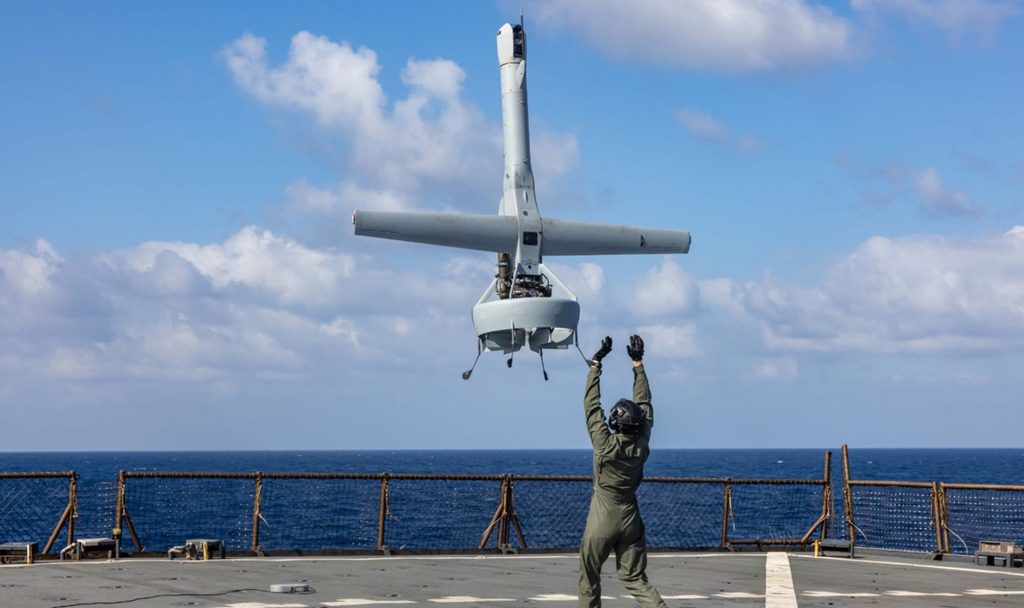 drone de la armada argentina elevandose en el aire desde un barco.