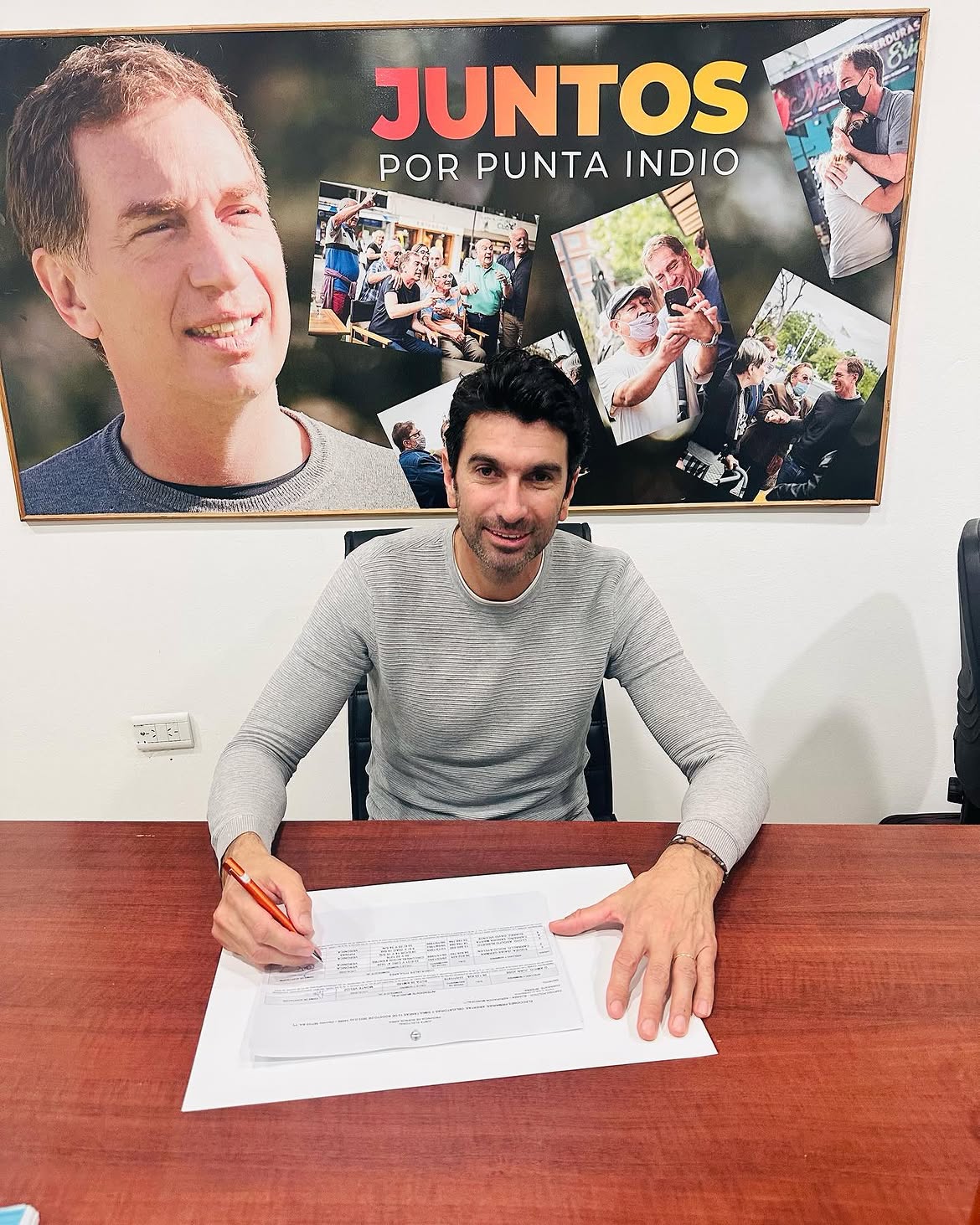 juan jose damico firmando su candidatura a intendente de punta indio en 2023