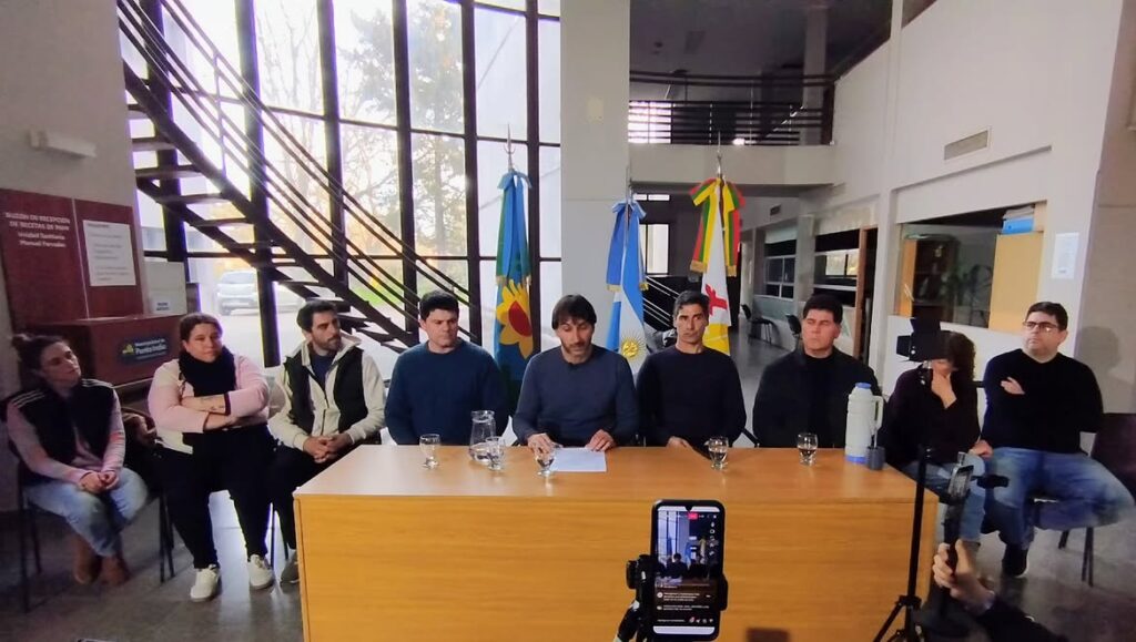 conferencia de prensa del intendente de punta indio por el cierre de la base aeronaval de punta indio