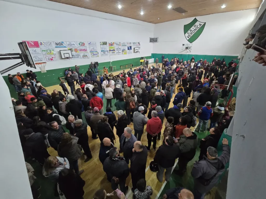 asamblea vecinal de punta indio en la cancha de basquet del club veronica contra el cierre de la base aeronaval