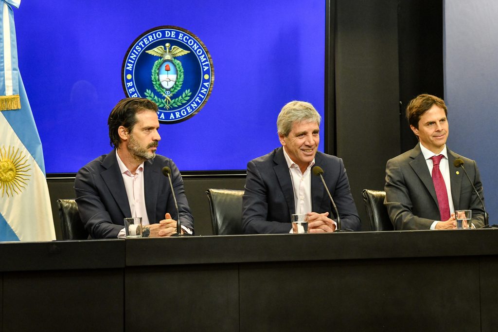 Juan Cruz Micele, director general del FGS, Luis Caputo, ministro de Economía, y Baltasar Romero Krause, vicepresidente segundo del BCRA, en conferencia de prensa.