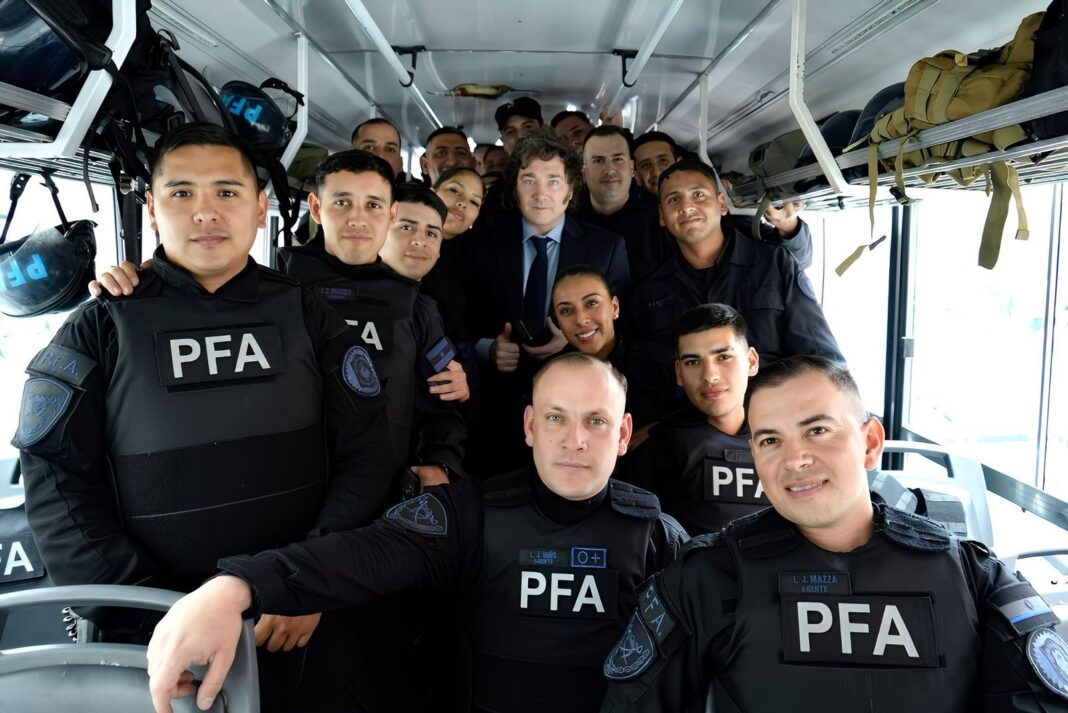 el presidente de la nacion en medio de un grupo de efectivos de la policia federal