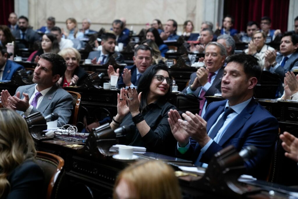 juliana santillan aplaude sentada en su banca de la camara de diputados