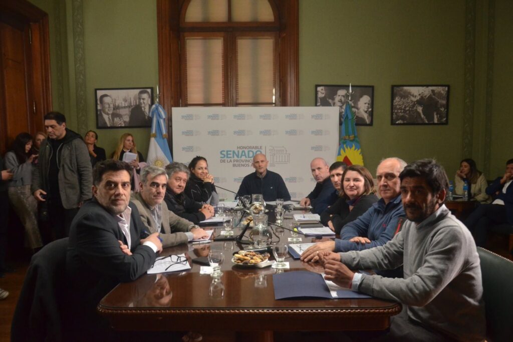Comisión de Legislación General sesionando en el salón Antonio Cafiero.