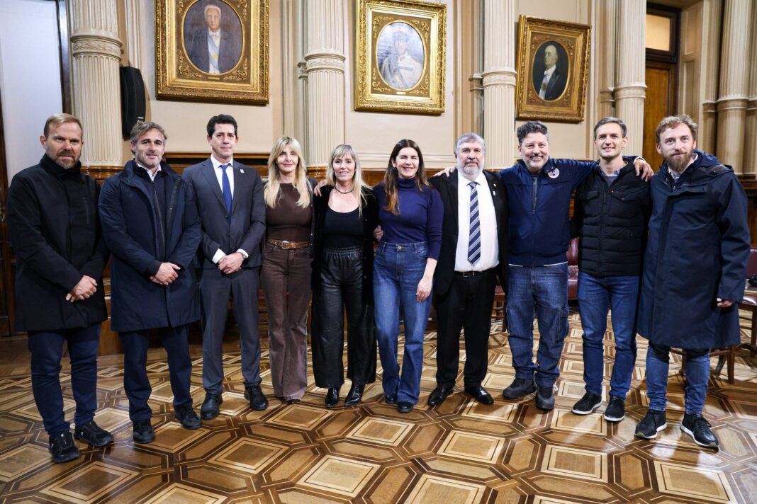 La Liga de Intendentes movilizó al Congreso y se mostró con senadores del kirchnerismo