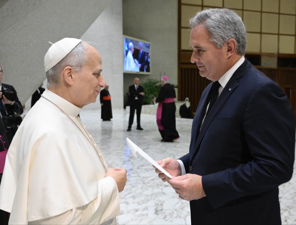 el papa leon xiv recibe a pablo quirno canciller de argentina en el vaticano