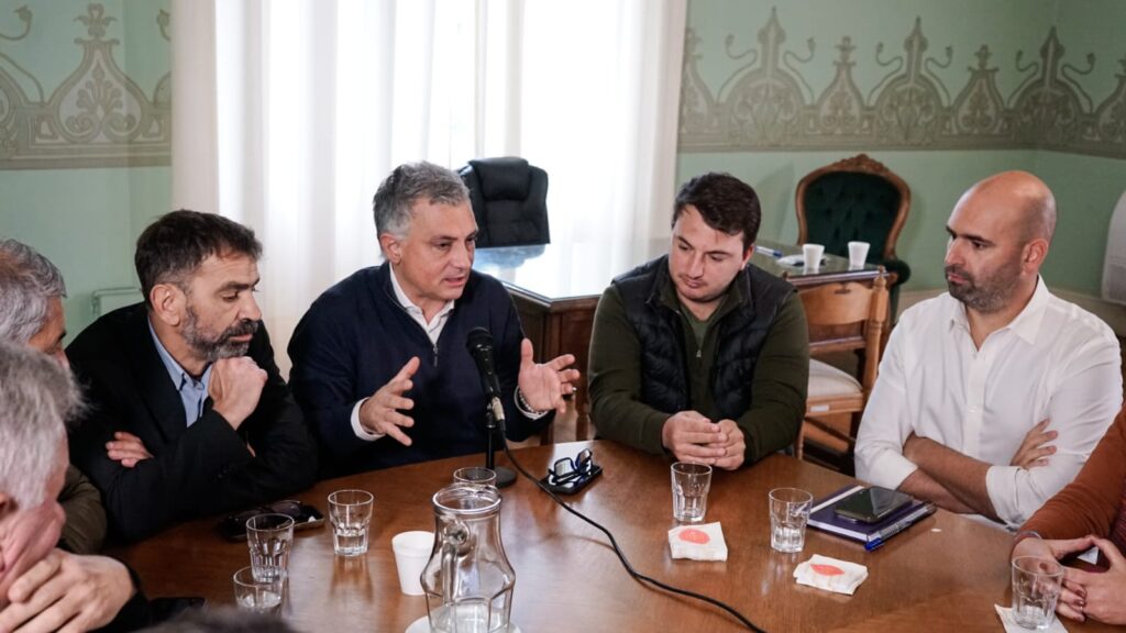 Sebastián Pareja con diputados libertarios.