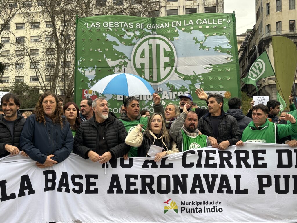 Marcha al Ministerio de Defensa contra el desguace de su base aeronaval (Foto Sofía Acosta)