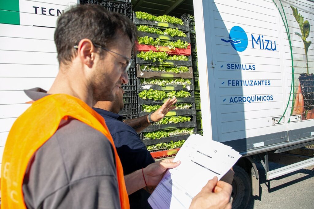 fiscalizador del senasa revisando alimentos cargados en un camion
