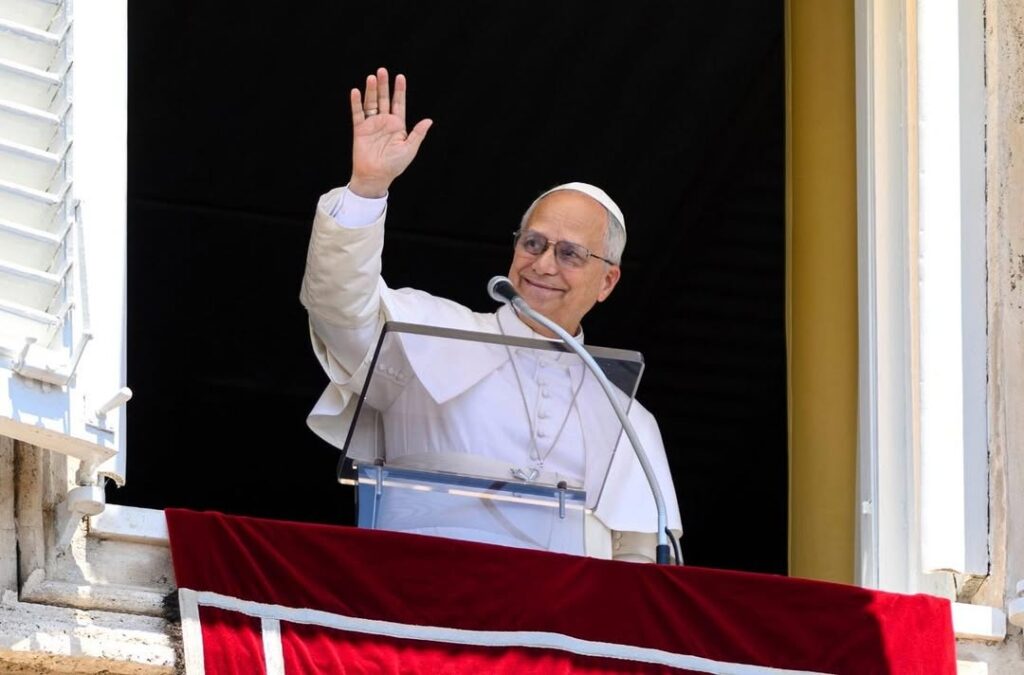papa leon saluda desde su balcon en el vaticano