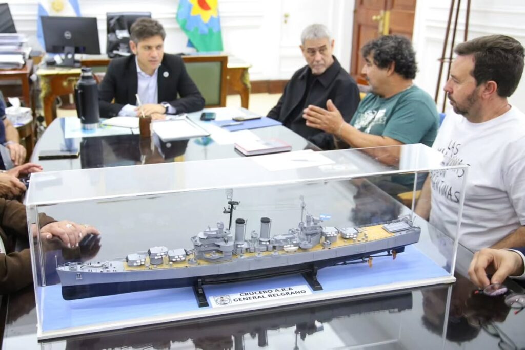 replica del crucero ara general belgrano en la mesa de Axel Kicillof