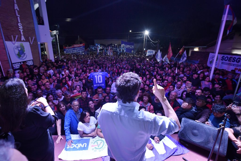 axel kicillof dando un discurso en la sede del pj de misiones