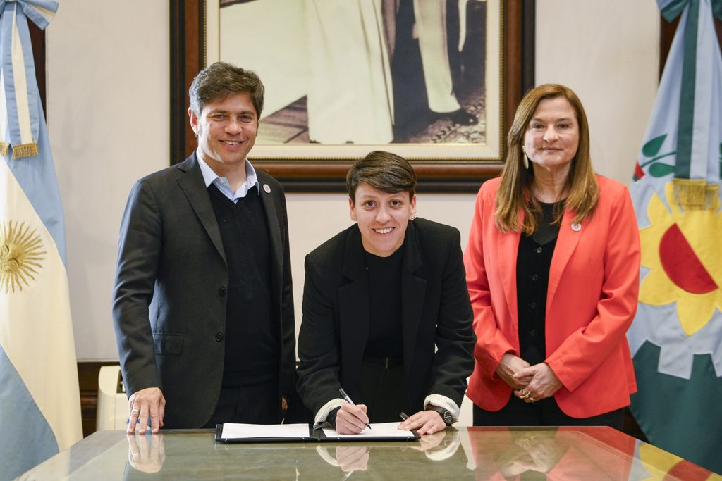 la intendenta lucia gomez firma el convenio ladeada por axel kicillof y estela diaz