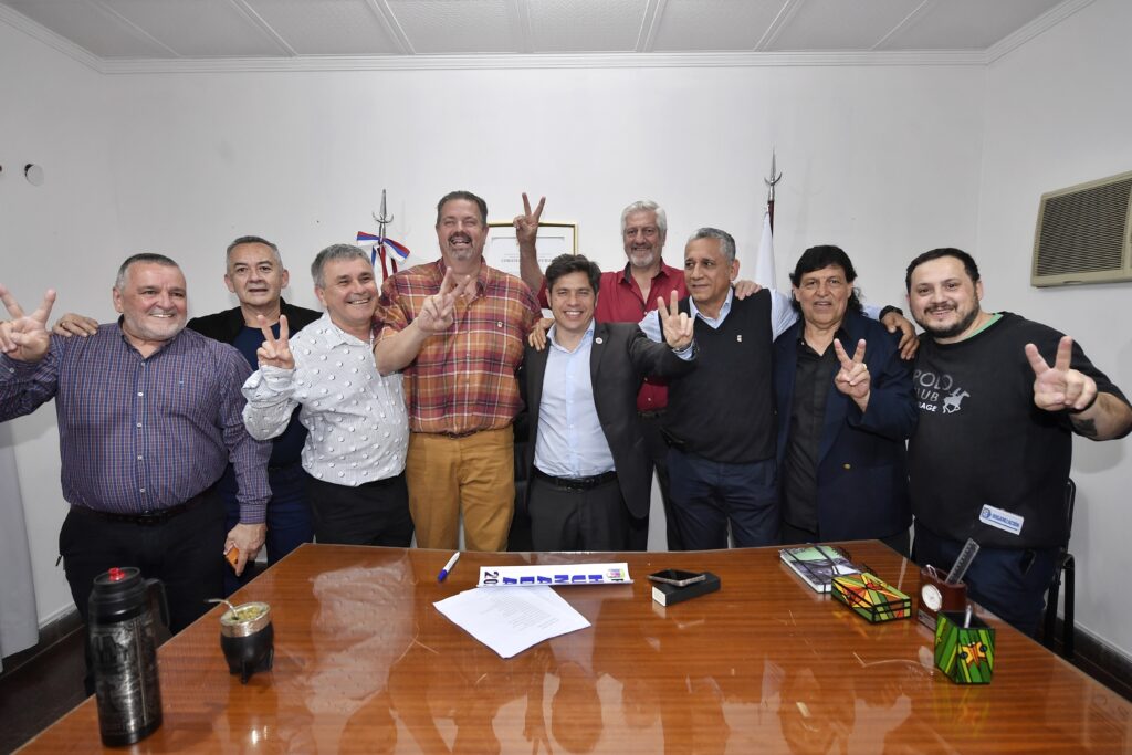 axel kicillof con los muchachos del pj de misiones