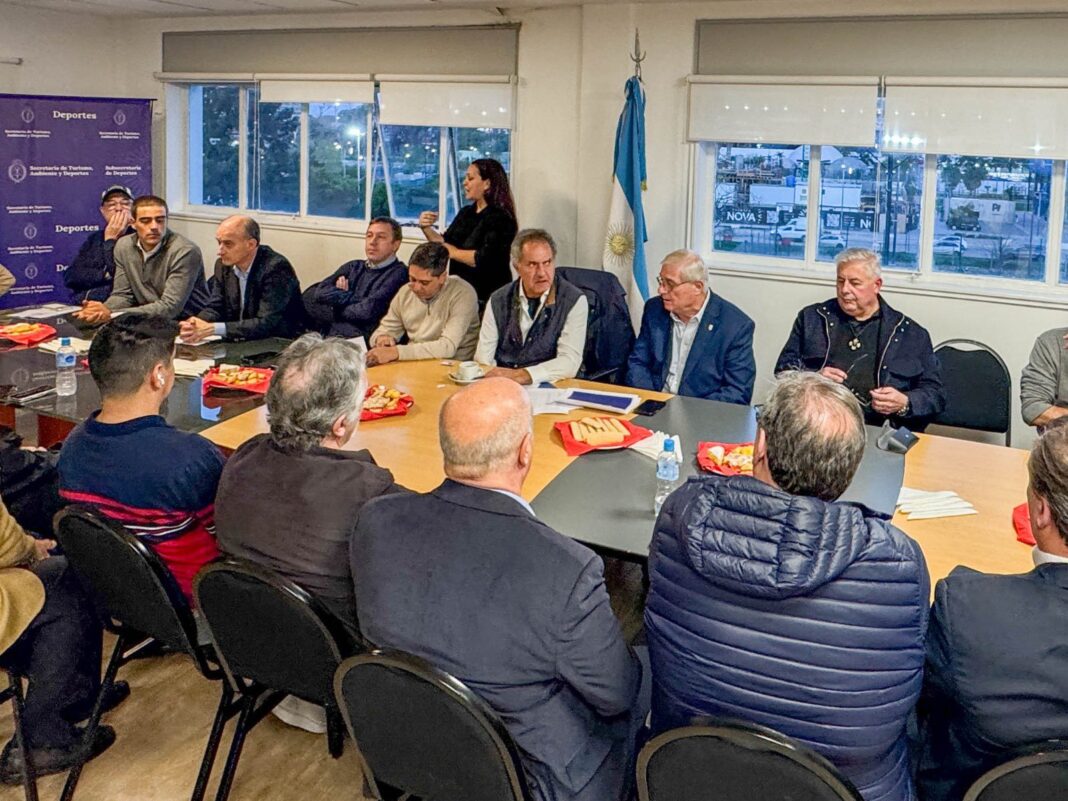 daniel scioli reunido con representantes de las federaciones deportivas en el cenard
