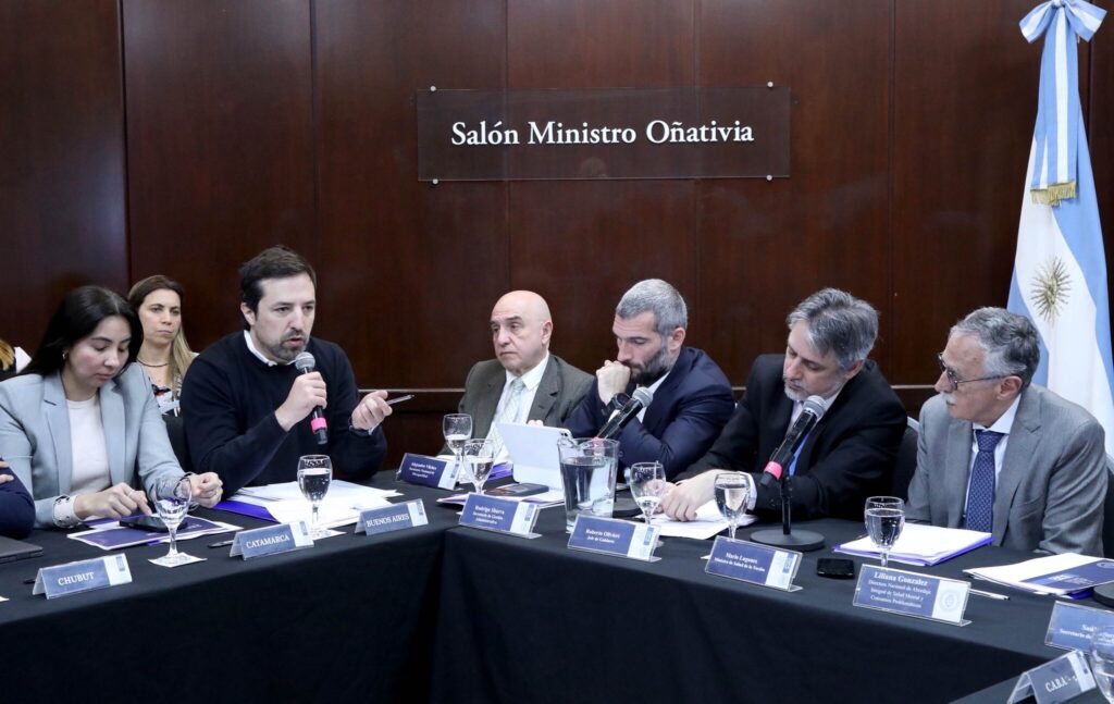 nicolas kreplak habla en el consejo federal de salud y mario lugones escucha