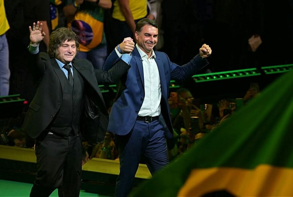 javier milei y flavio bolsonaro en un acto