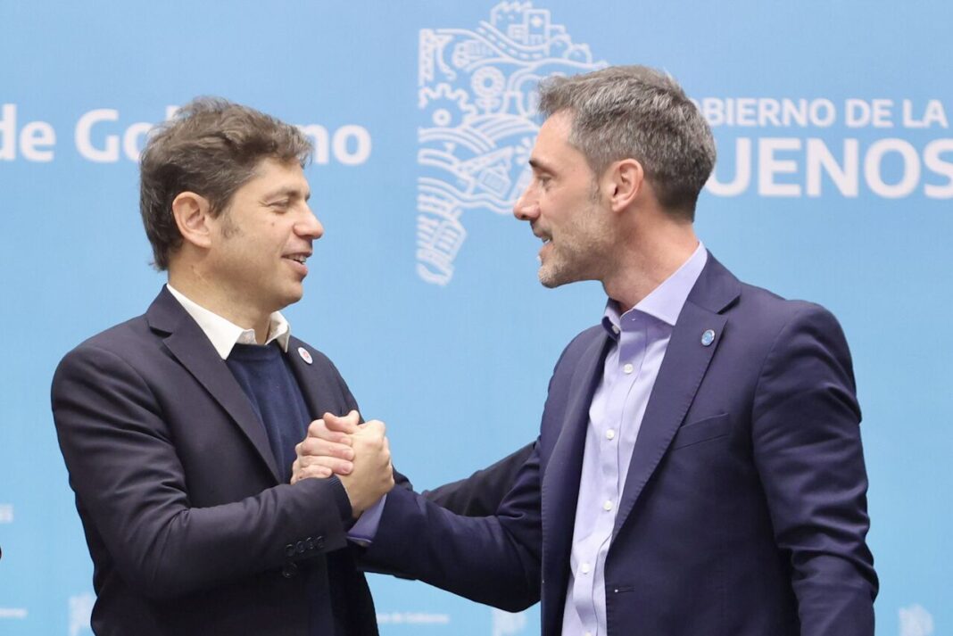 axel kicillof e ignacio lamothe se dan la mano despues de firmar un acuerdo