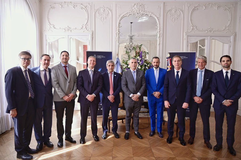 El ministro de Economía de la Nación, Luis Caputo, anunció la puesta en marcha del programa Ciudadanía por Inversión en París.