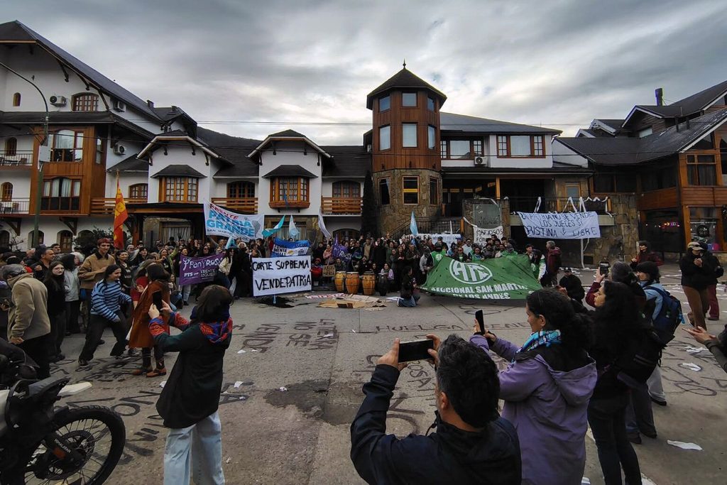 Tras la sentencia en contra de la Ley de Tierras, los jueces de la Corte Suprema se fueron a un hotel de San Martín de los Andes. ATE los espero con un escrache.