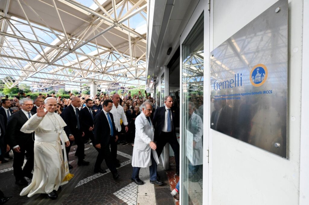 el papa leon xiv ingresando al hospital gemelli para una operacion