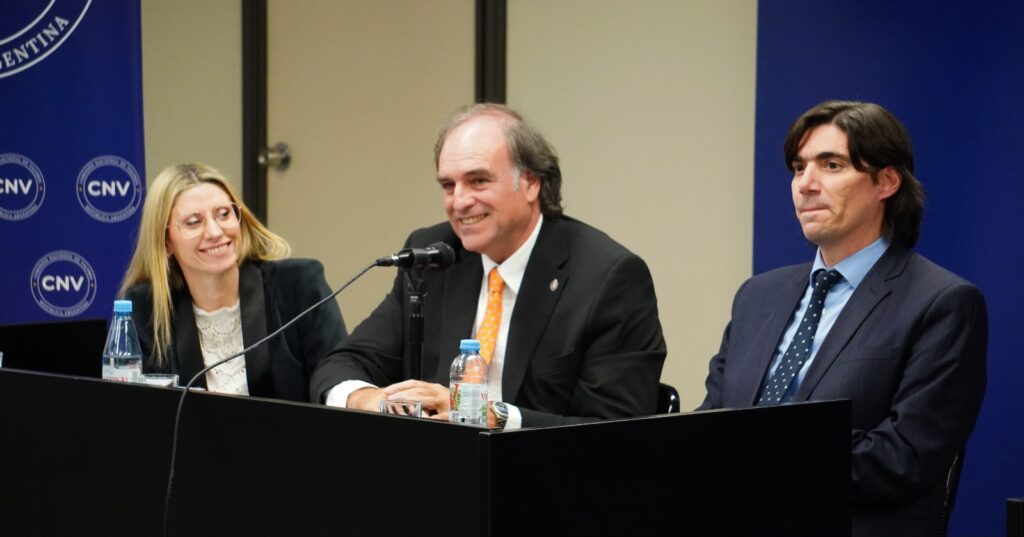 conferencia de prensa de roberto silva, de la cnv