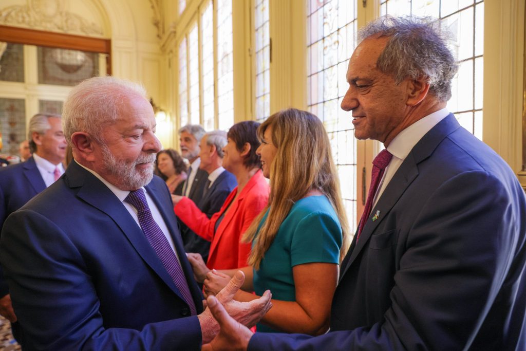 lula da silva le da la mano a daniel scioli