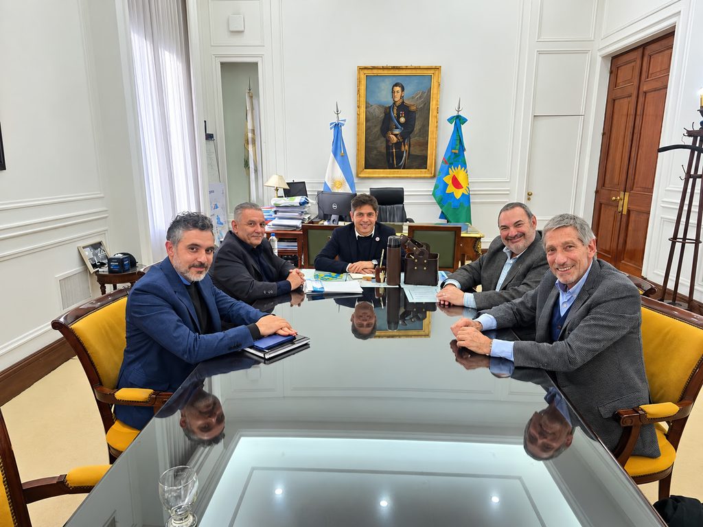 Cristian Girard, titular de ARBA, José María Sacco, secretario de Relaciones Institucionales de Martilleros, Axel Kicillof, Luis Colao, presidente de Martilleros y Alfredo Lavalle, vicepresidente de la entidad.